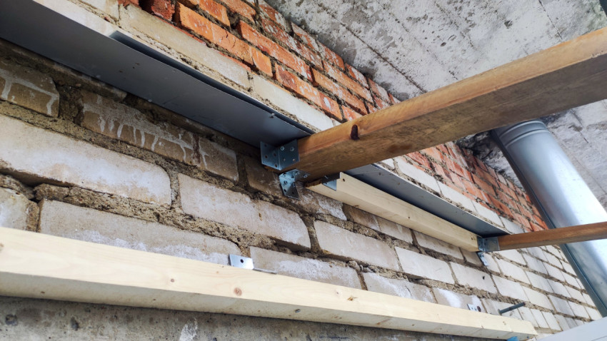 Крепление деревянных балок к кирпичной стене на балконе