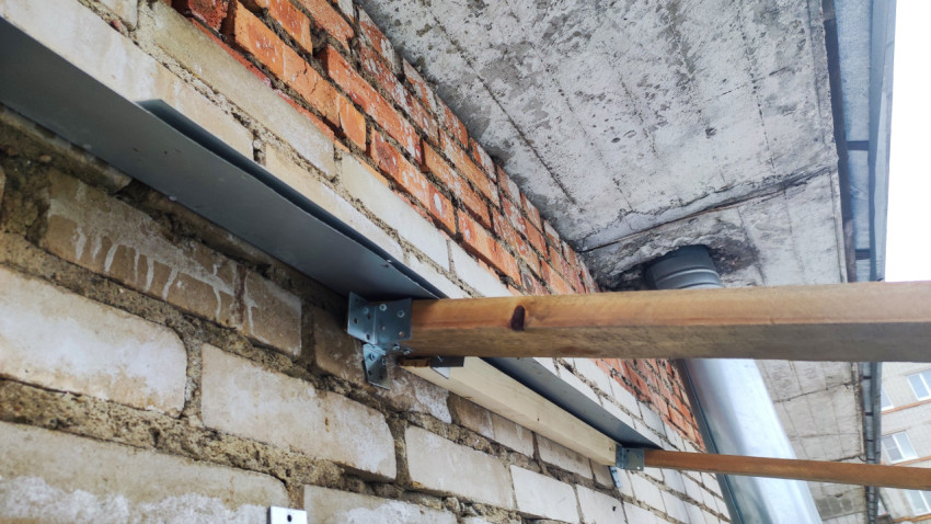 Деревянная балка и вентиляционный канал на фасаде лоджии