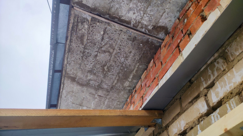 Бетонное перекрытие и кирпичная кладка на балконе