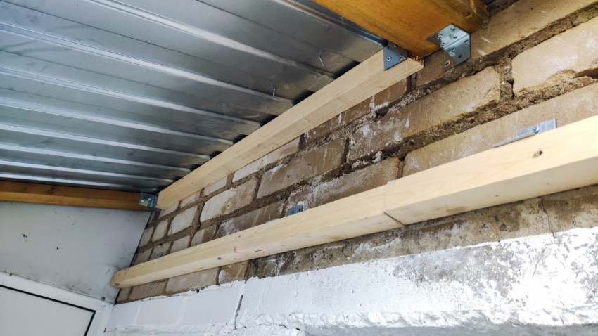 Внутренняя обрешётка под кровлю на кирпичной стене лоджии