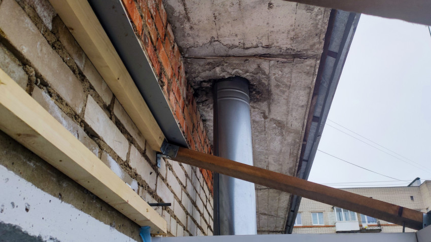 Монтаж вентиляционного канала и стропил на внешней стене