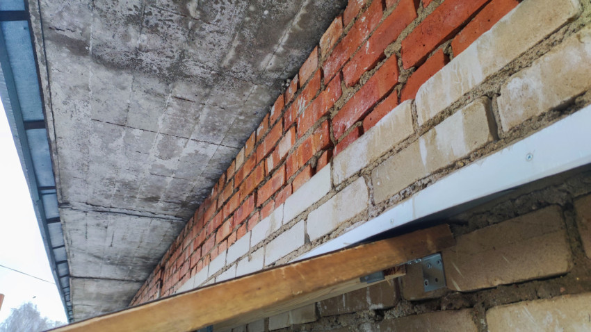 Кирпичная стена и бетонная плита перекрытия с примыканием кровли