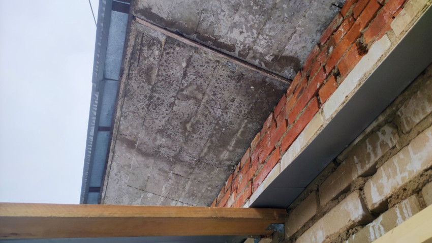 Бетонная плита перекрытия над фасадом