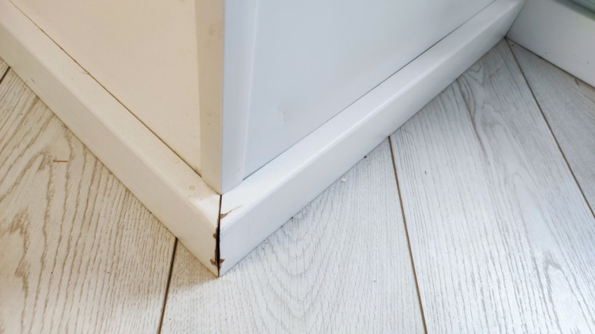 Повреждение плинтуса и углового стыка у стены