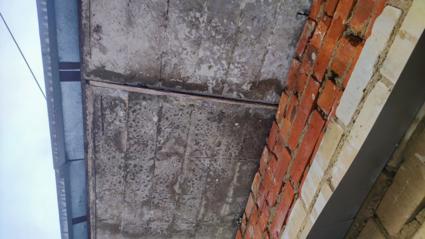 Стена и бетонная кромка с монтажным швом