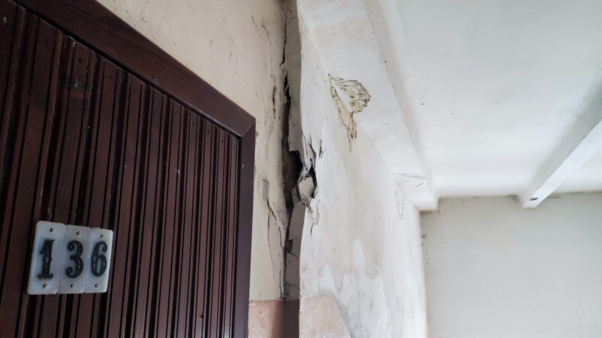 Разрушение угла стены у входной двери в подъезде