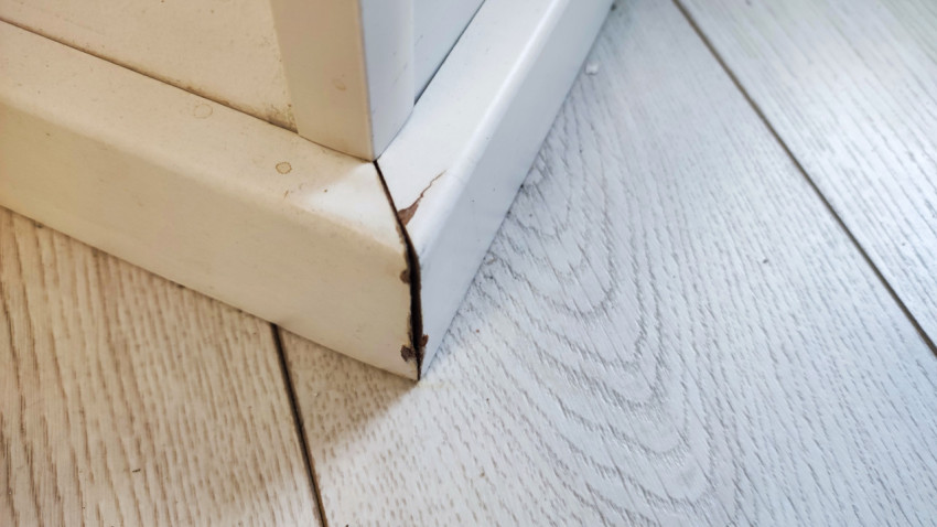 Трещина на угловом плинтусе у пола