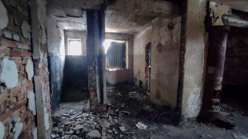 Разрушенное помещение с осыпавшейся штукатуркой