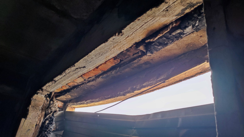 Разрушенный оконный проём с оголённой кладкой