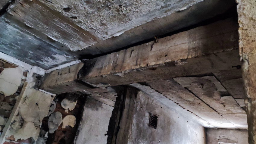 Поврежденное бетонное перекрытие с оголенными частями конструкции