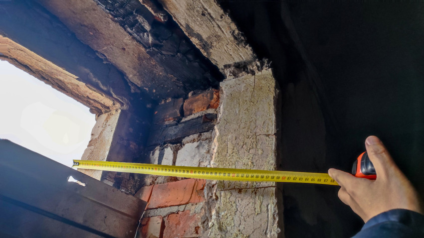 Измерение габаритов повреждённого оконного проёма