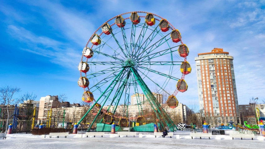 Аттракцион «колесо обозрения» в жилом районе