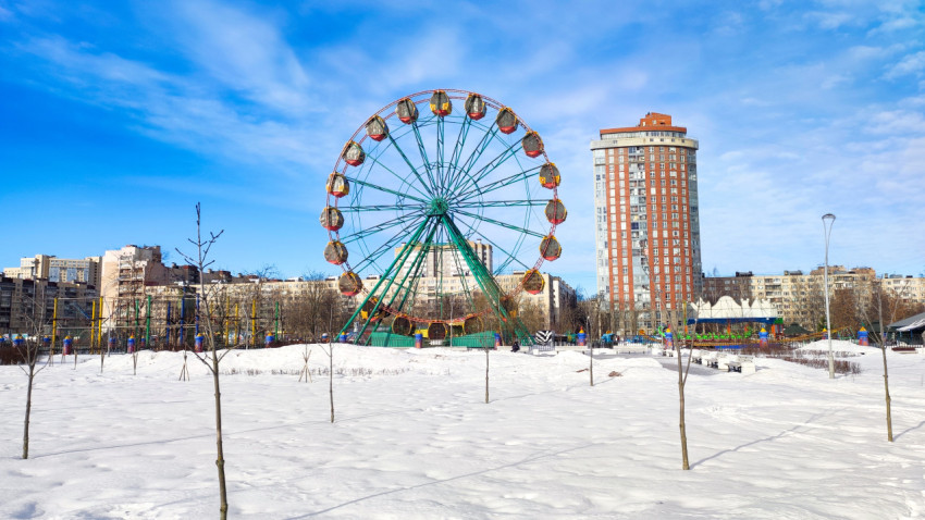 Колесо обозрения в зимнем городском парке