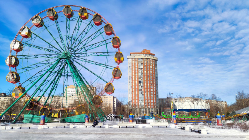 Колесо обозрения на площадке парка аттракционов зимой