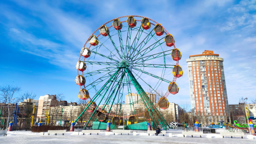 Зимний вид на колесо обозрения в городском парке
