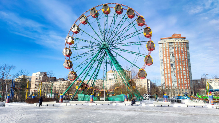 Ферма колеса обозрения перед высотным жилым домом