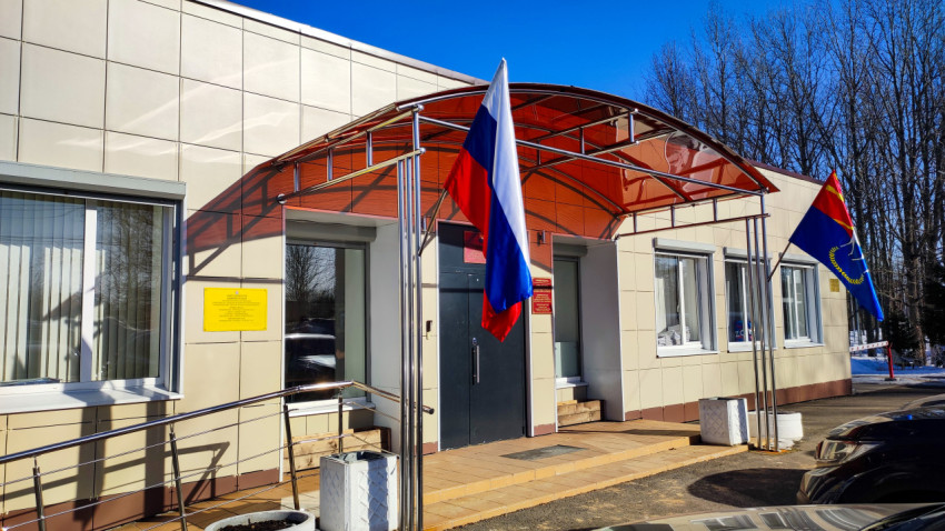 Вход в административное здание с государственным флагом