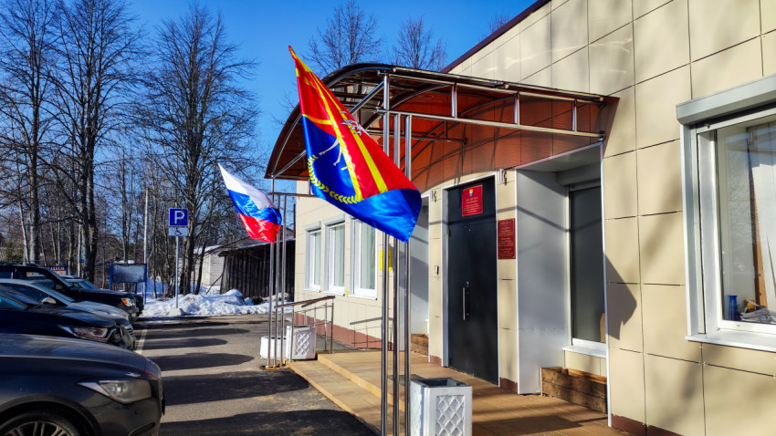 Административное здание с флагами России и поселка Куйвози