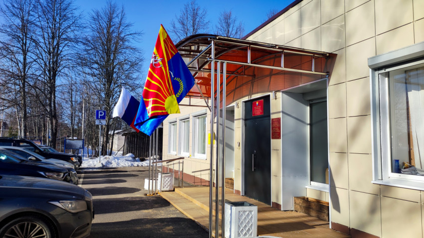 Вход в административное здание с флагами России и Куйвози