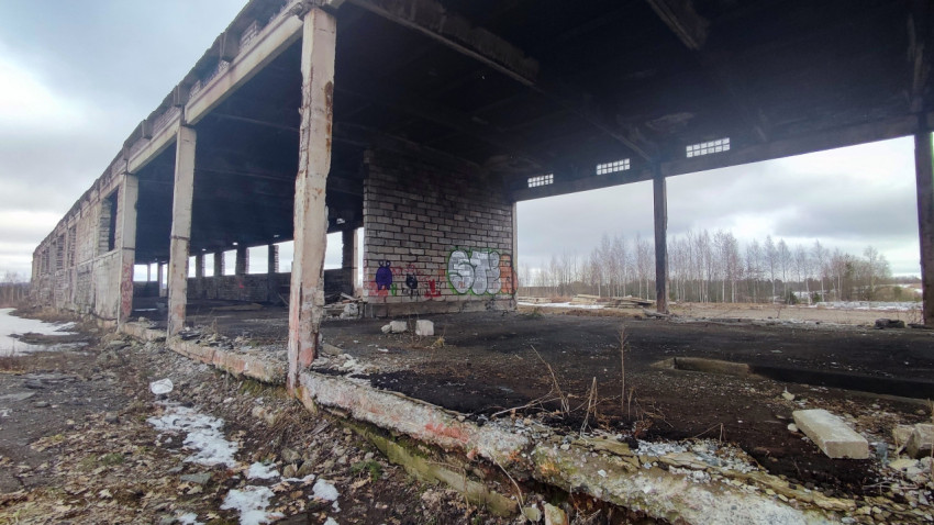 Разрушенный ангар с граффити и открытыми пролётами