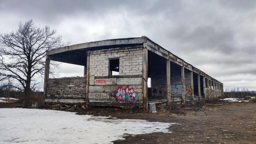 Заброшенное промышленное здание из бетонных блоков