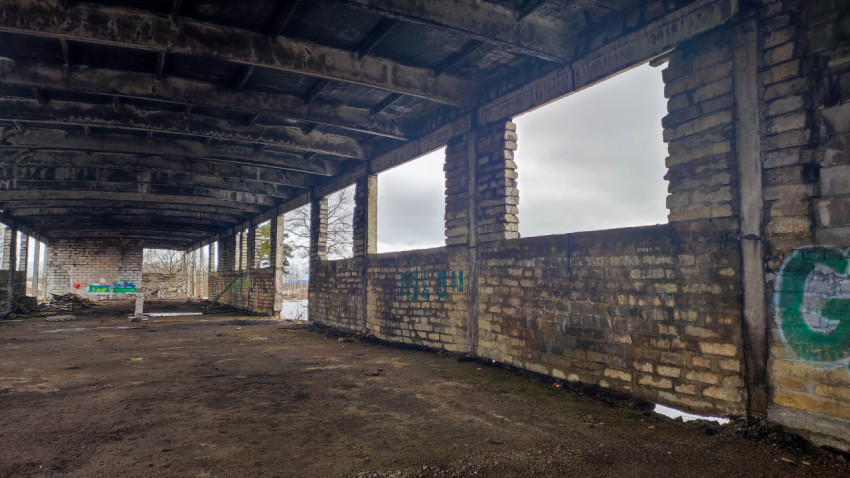 Внутренний вид разрушенного промышленного здания с кирпичными колоннами