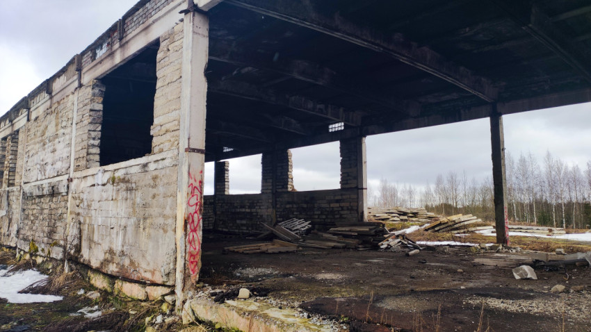 Заброшенное кирпичное промышленное здание на фоне зимнего пейзажа