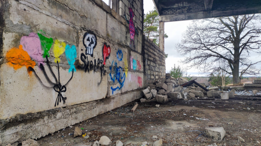 Граффити на стене заброшенного бетонного строения