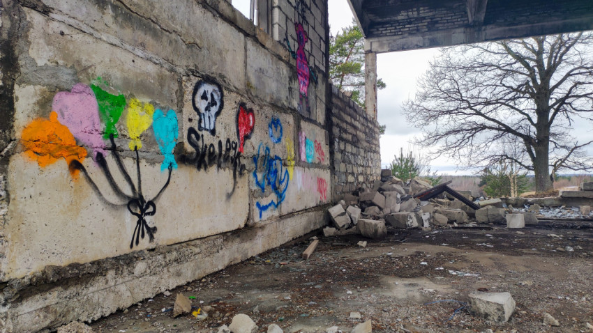 Разрушенная бетонная стена с граффити и обломками