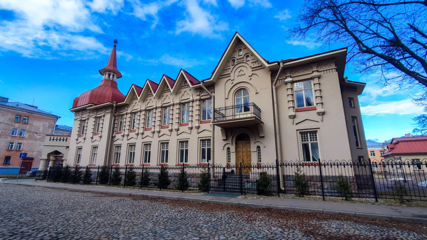 Фасад усадьбы адмирала Лазарева в Кронштадте