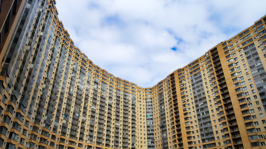 Фасад современного жилого дома с множеством балконов