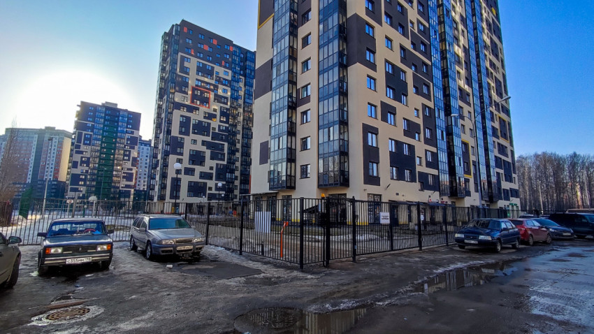 Жилые высотные дома и придомовая парковка