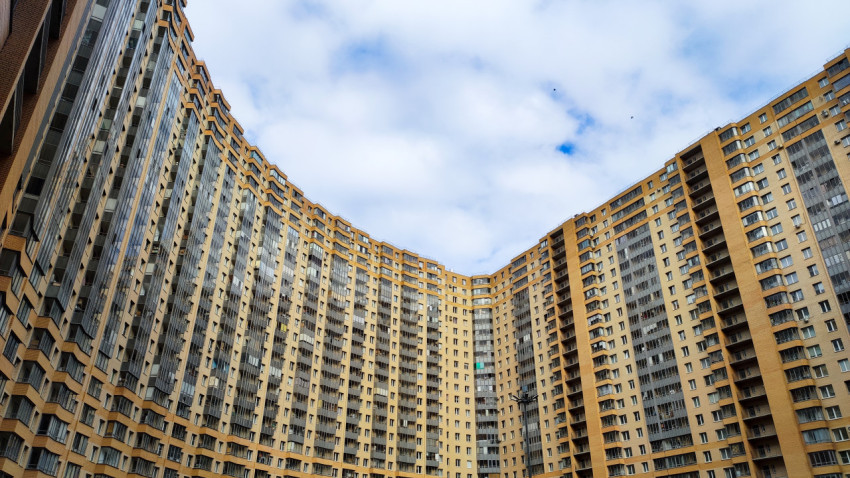 Многоэтажный жилой комплекс под облачным небом