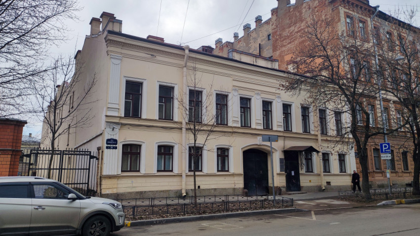 Здание Академии управления городской средой, градостроительства и печати на 5-й линии В.О. в Санкт-Петербурге