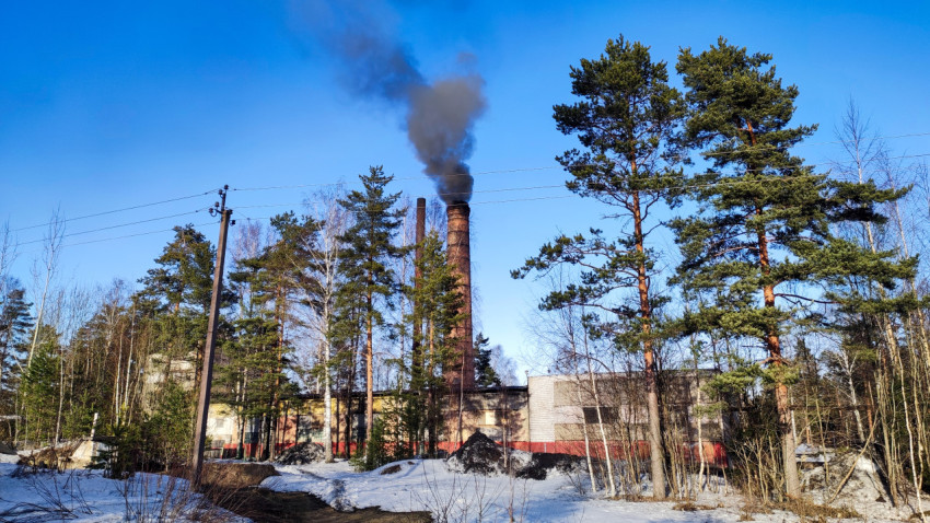 Дымящая труба промышленного предприятия зимой