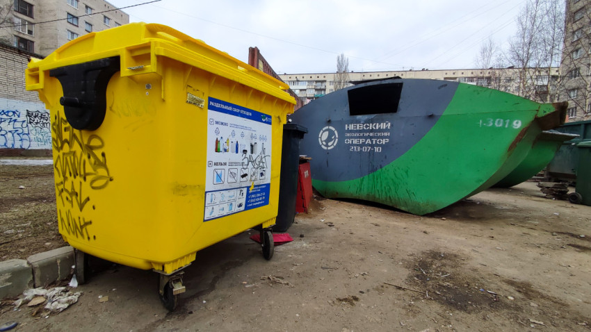 Контейнеры для раздельного сбора мусора во дворе