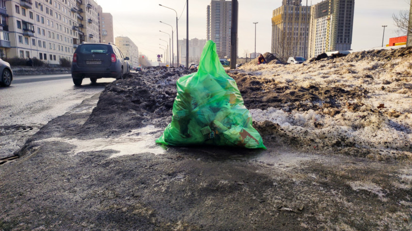 Бытовой мусор на обочине вдоль жилой улицы