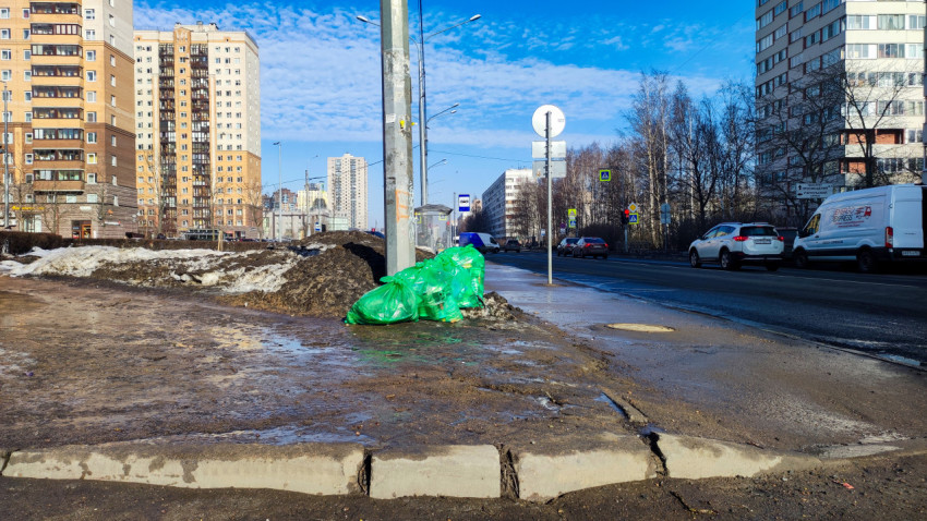 Пакеты с мусором у опоры уличного освещения