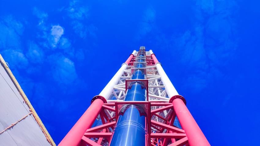 Вертикальная дымовая труба котельной на фоне неба