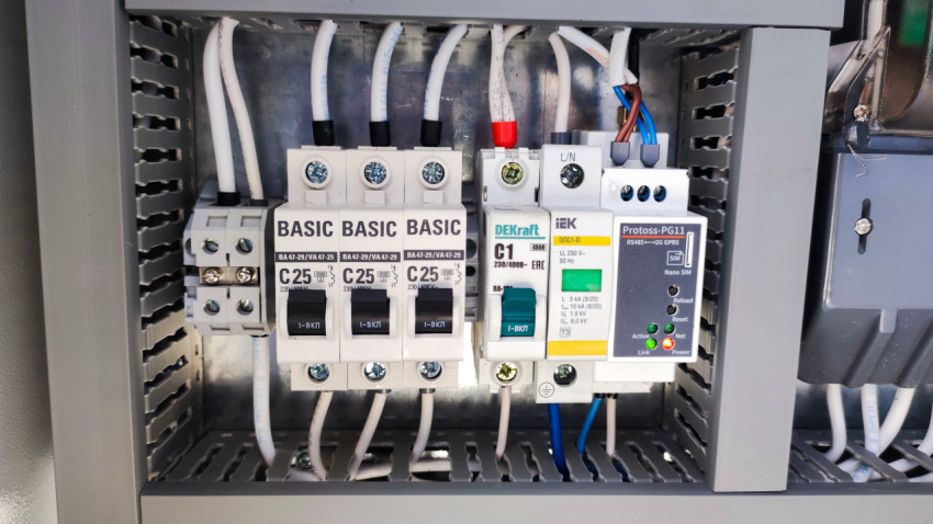 Панель с автоматами и модулем контроля в распределительном щите