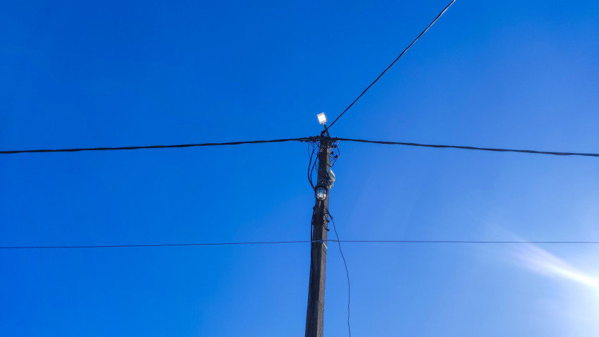 Электрический столб и провода на фоне ясного зимнего неба