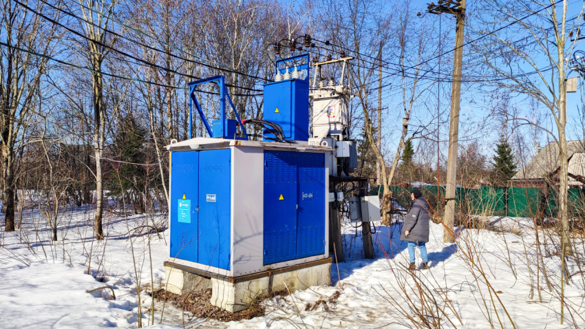 Электроподстанция в загородном посёлке зимой