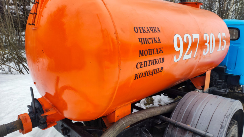 Надпись на оранжевой цистерне советского грузовика