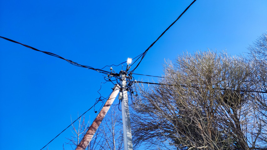 Опора с проводами воздушных линий и светильником