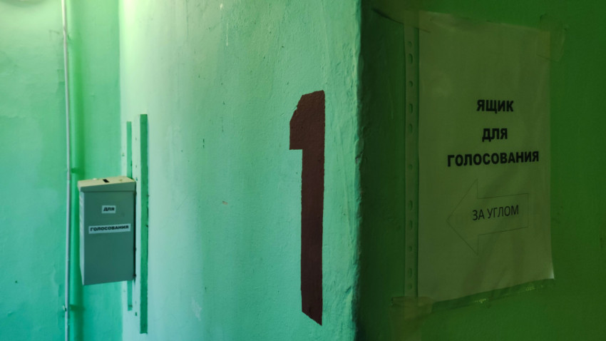 Металлический ящик для голосования в подъезде жилого дома