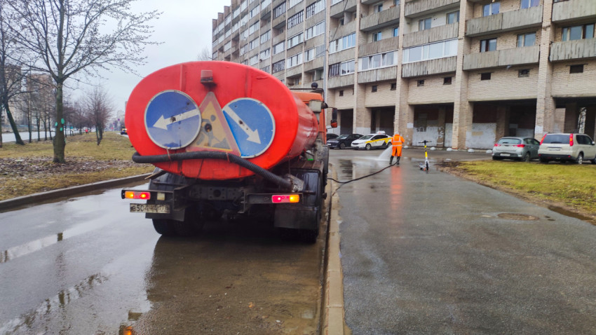 Коммунальная машина с водителем и шлангом для мойки улицы