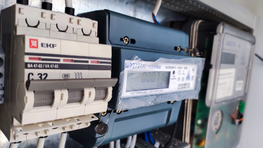 Электрический счётчик и автомат в распределительном шкафу