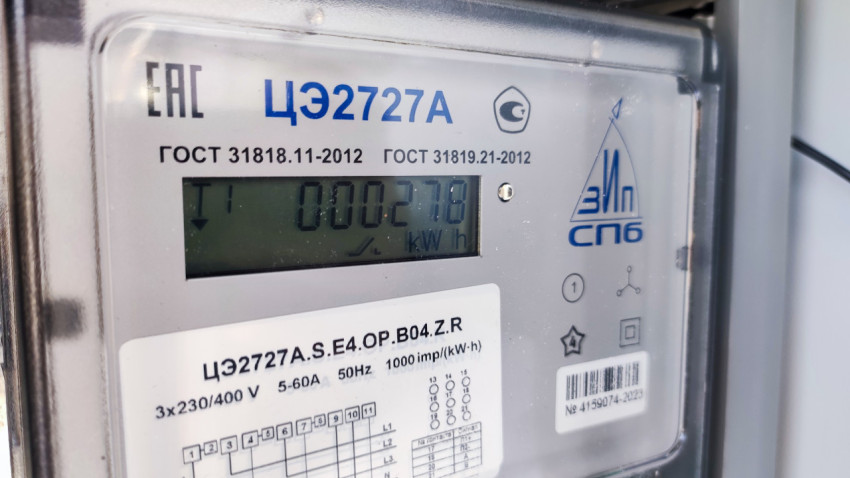 Крупный план электронного счётчика электроэнергии в уличном шкафу