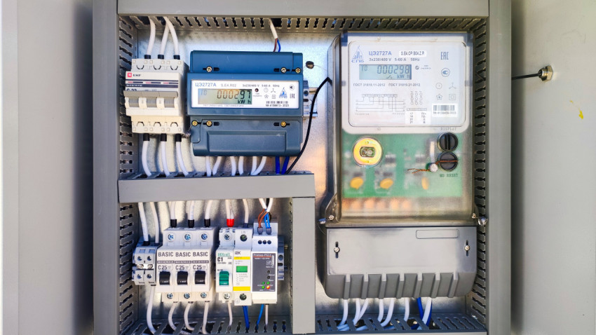 Внутреннее устройство уличного электрощита с приборами учета