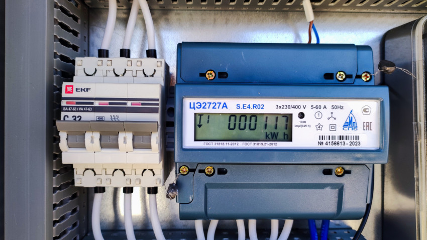 Трёхфазный электросчётчик в распределительном щите